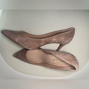 42 GOLD Women's Taupe Suede Heels, size 9/40